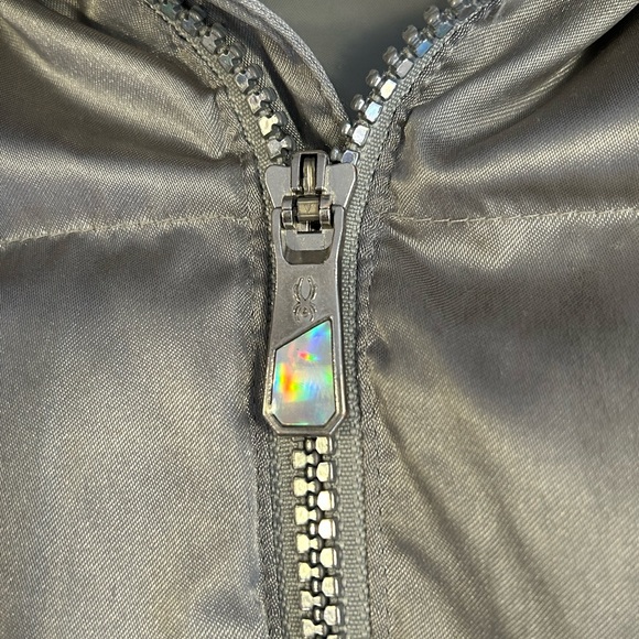 Girls stylish ski jacket by Spyder. Size 10 - Picture 4 of 6